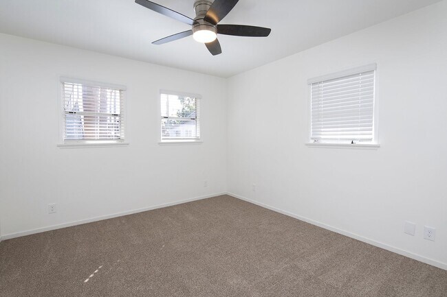 Building Photo - 3 BR House in Carlsbad with Washer/Dryer H...