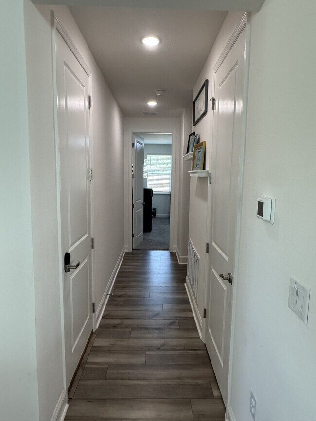 Building Photo - For Rent - Spring Move in Special ... 2nd Month's Rent FREE! (if sign a lease before the end of M...