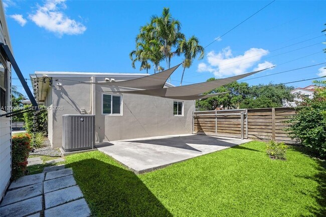 Building Photo - 930 N 11th Ct