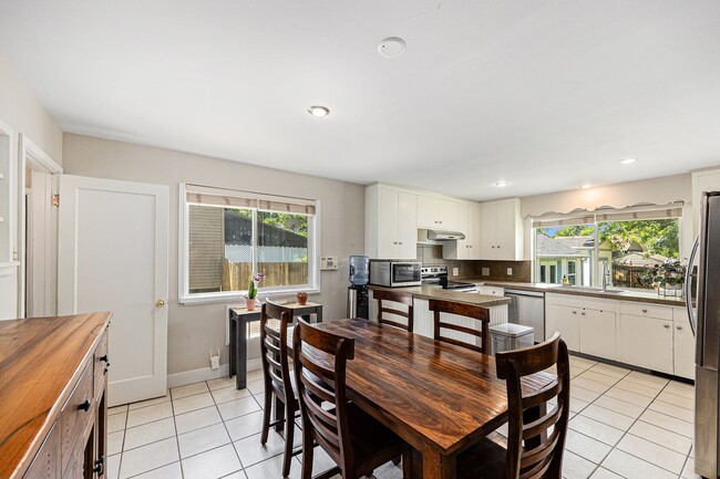 Building Photo - FURNISHED, Spacious 3 bedroom home in the heart of University!