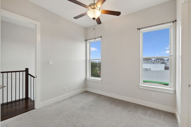 Building Photo - 843 W 23rd St