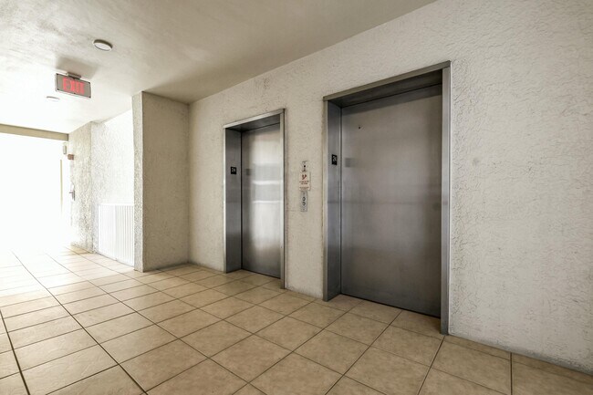 Building Photo - 2640 Lake Shore Dr