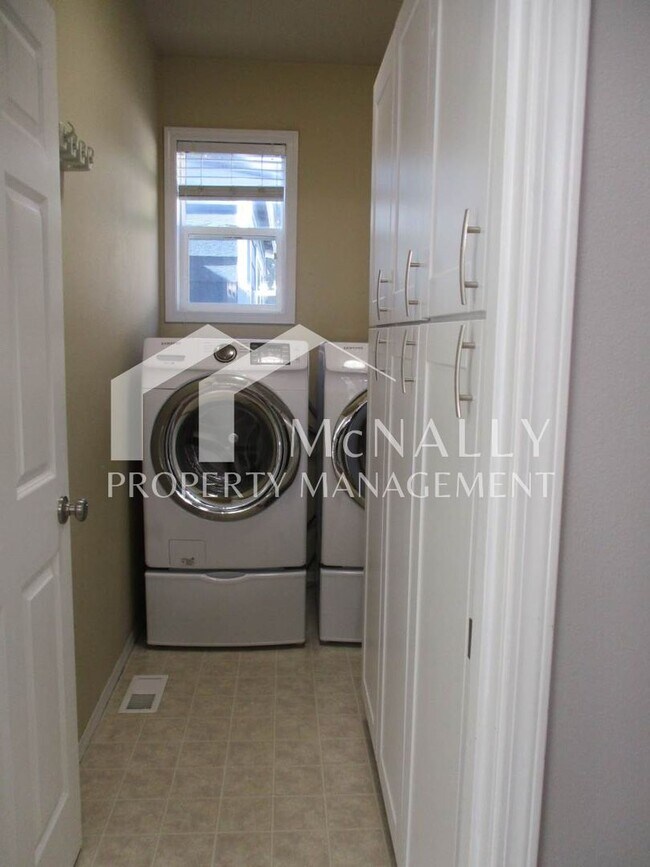 Building Photo - Modern 3-Bedroom, 2.5 Bath Home in a Point Richmond Ridge Cul-de-Sac