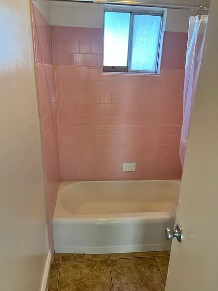 Building Photo - 404 Center St