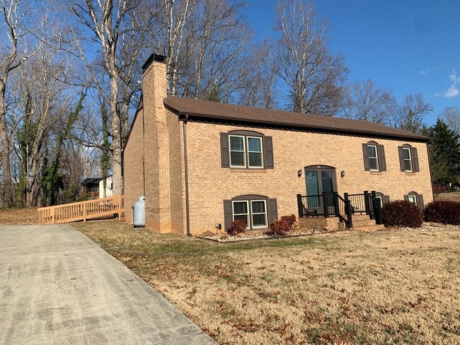 Building Photo - Split Foyer in Campbell County off 460