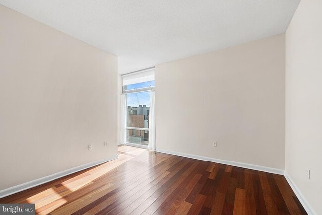 Building Photo - 22 S Front St