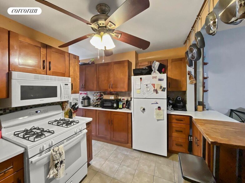 Primary Photo - 758 10th Ave