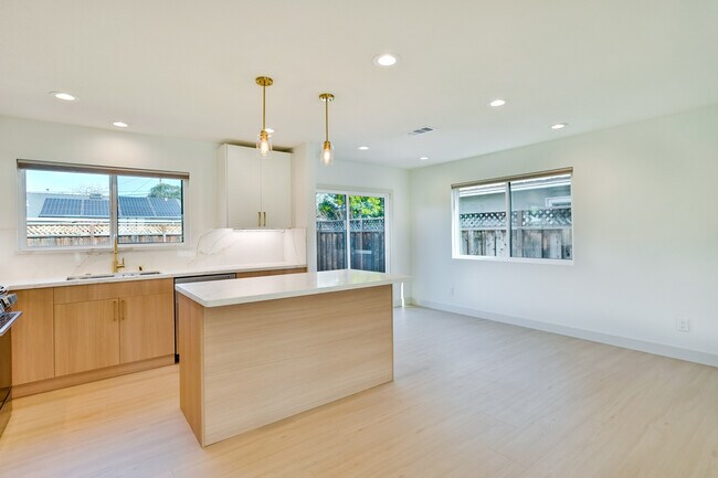 Building Photo - 2051 Randolph Dr