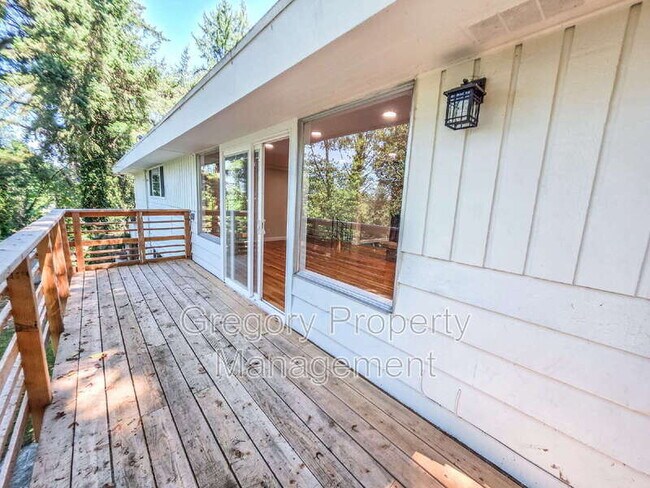 Building Photo - 15506 Juanita Dr NE