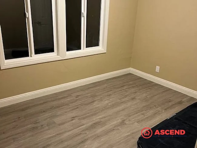 Building Photo - Adorable 4 Bedroom Bungalow!