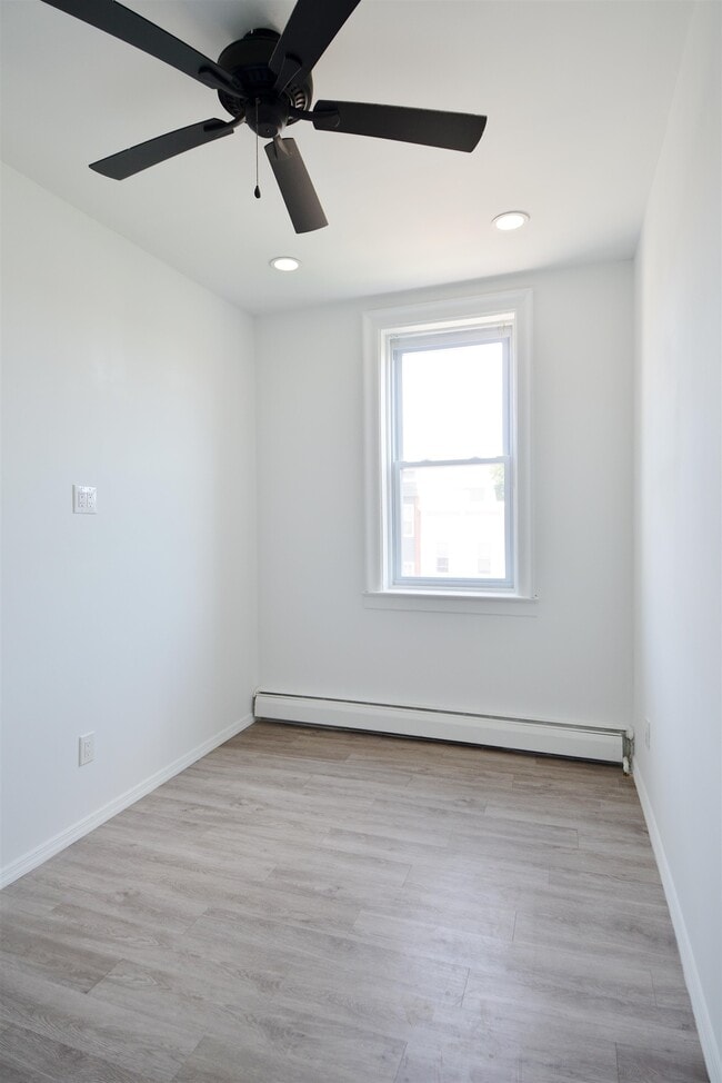 Building Photo - 885 Broadway
