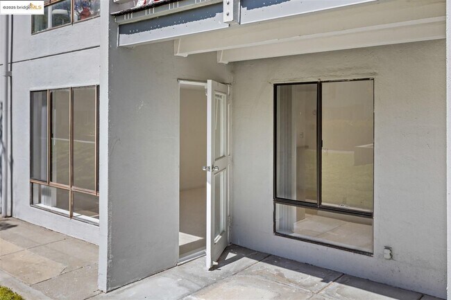 Building Photo - Sunny Studio in Resort Setting centrallly ...
