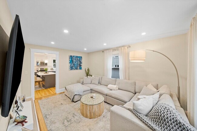 Building Photo - 57 Cook St