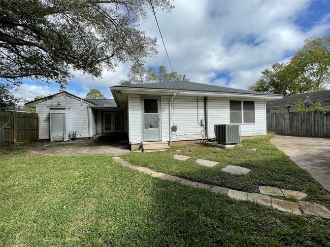 Building Photo - 140 Laurel St