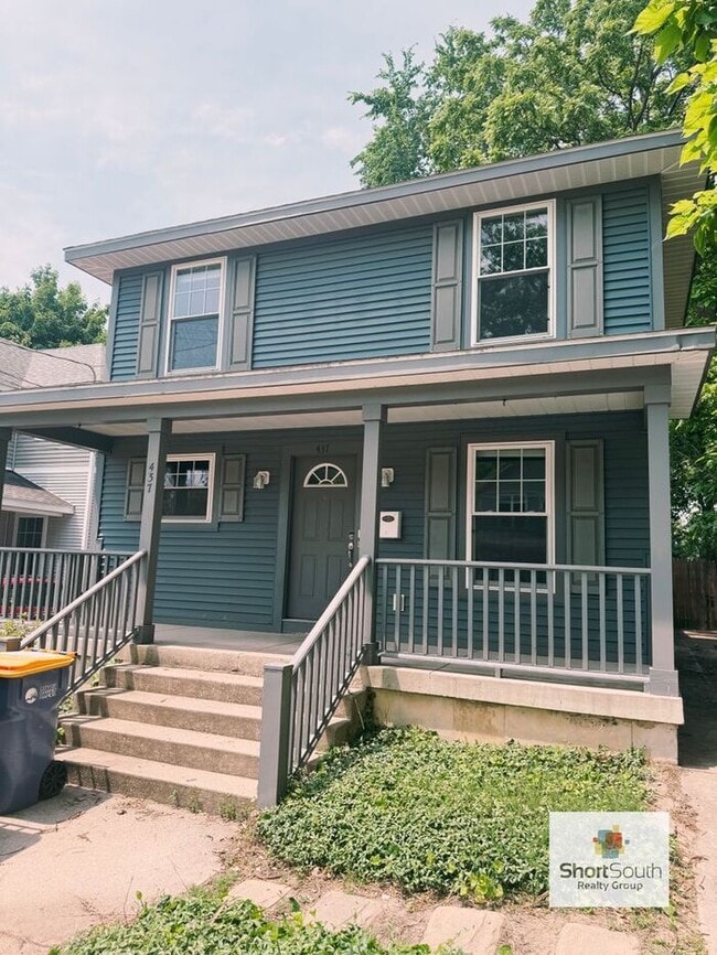 Building Photo - Wealthy St 4 bed 2 bath Single Family Home