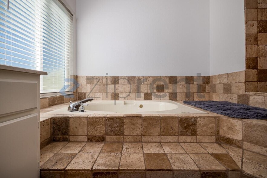 Building Photo - 28207 Ajilwood Ct