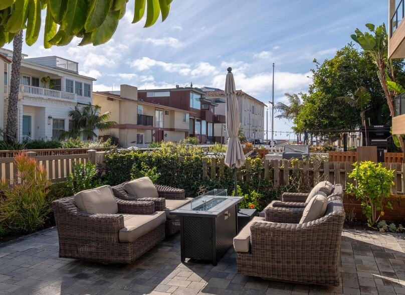 Building Photo - 63 9th Ct