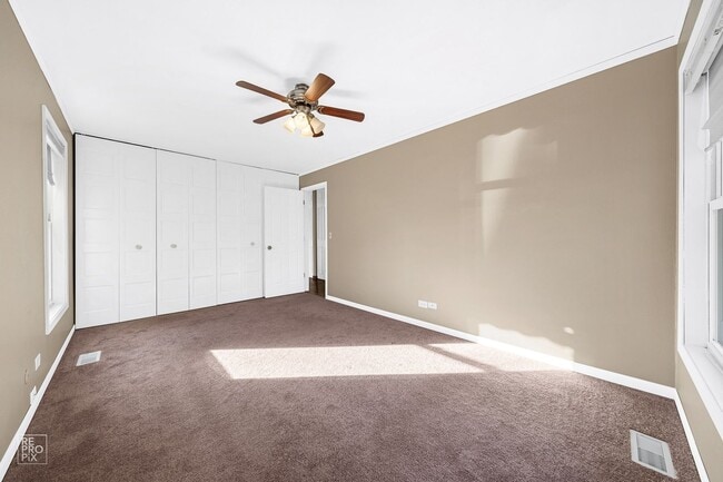 Building Photo - Beautiful End Unit Townhome with Garage!