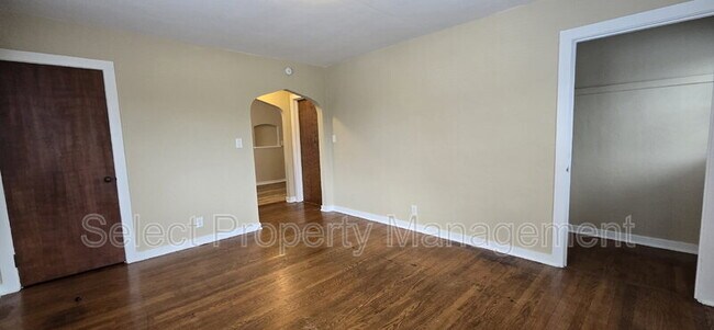 Building Photo - 1033 Edgewater Ave