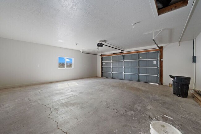Building Photo - 146 E 400 N