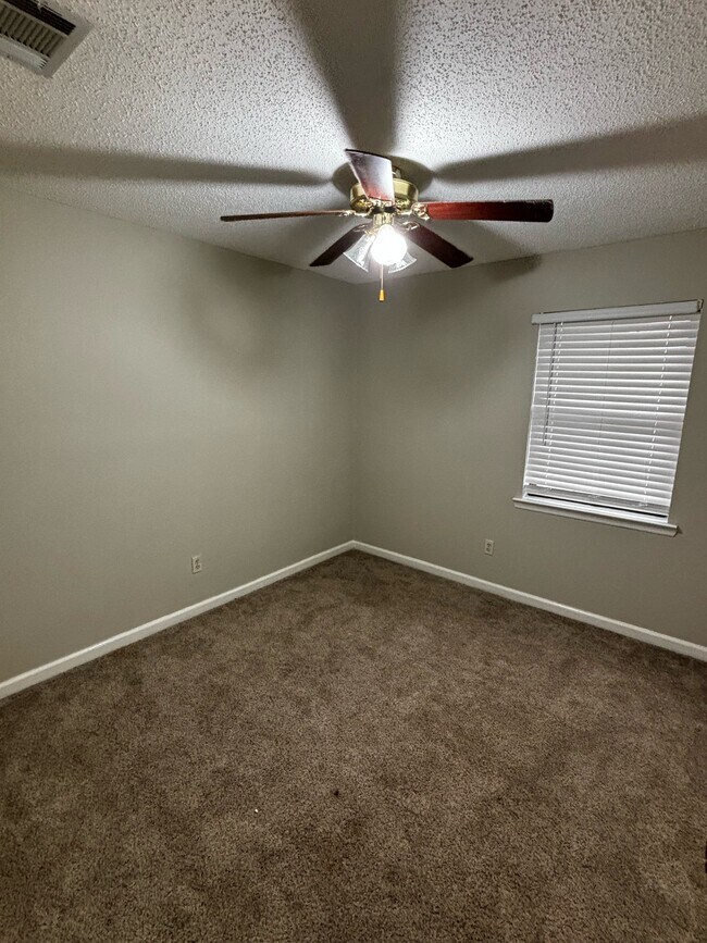 Building Photo - 867 Birchwood Ln