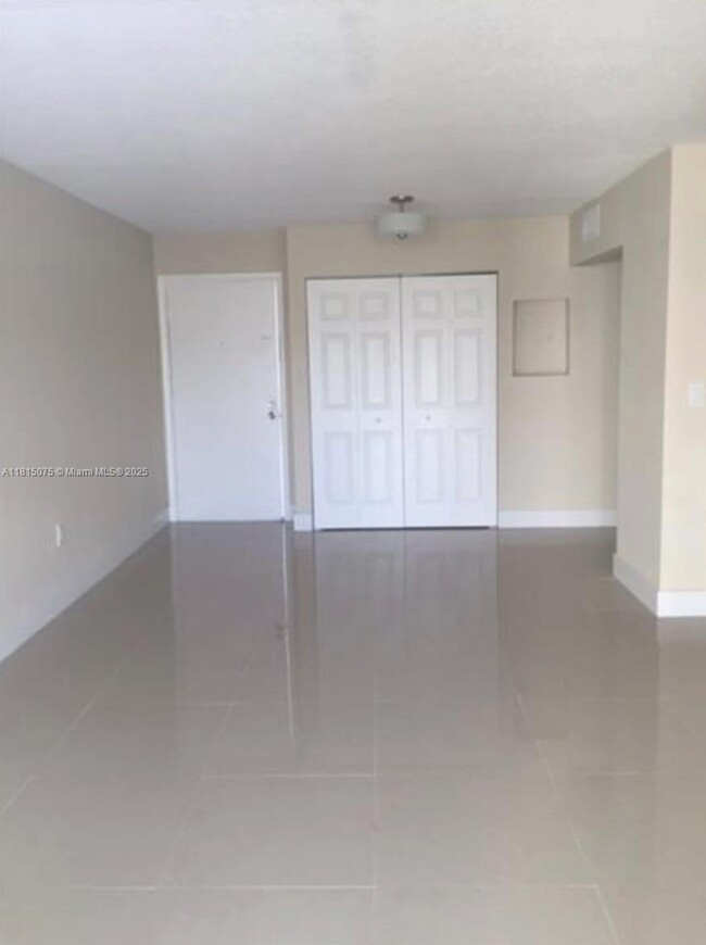 Building Photo - 8810 Fontainebleau Blvd