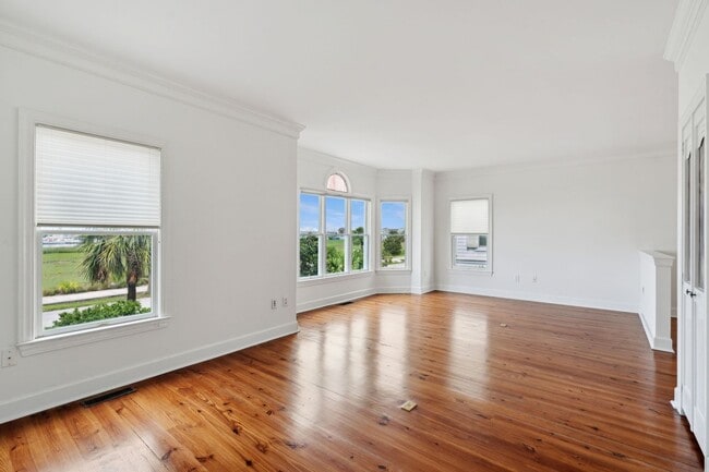 Building Photo - Downtown Charleston Waterfront Townhouse