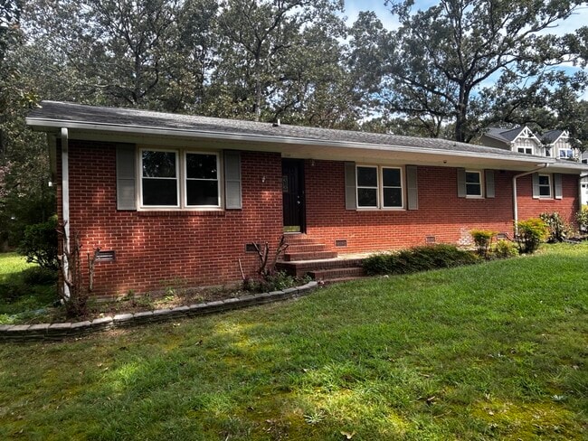 Building Photo - 1144 Forest Dr