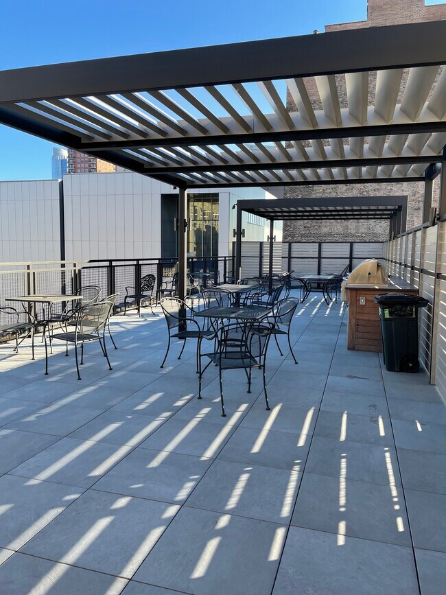 Building Photo - 621 S Plymouth Ct