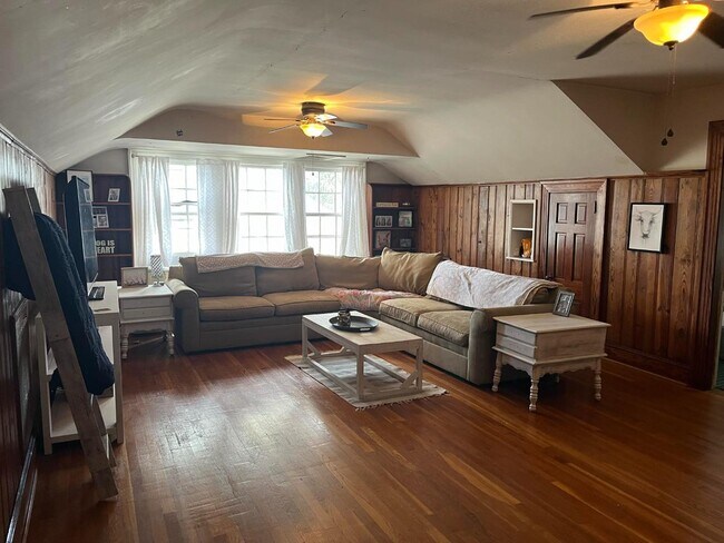 Building Photo - 407b Lewis St - Unit B