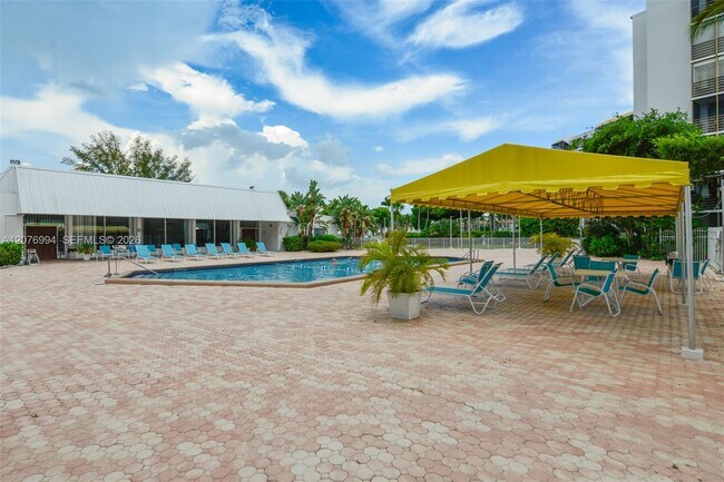 Building Photo - 20500 W Country Club Dr