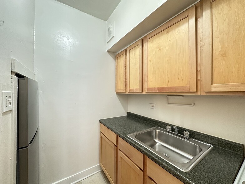 Building Photo - 566 W Arlington Pl