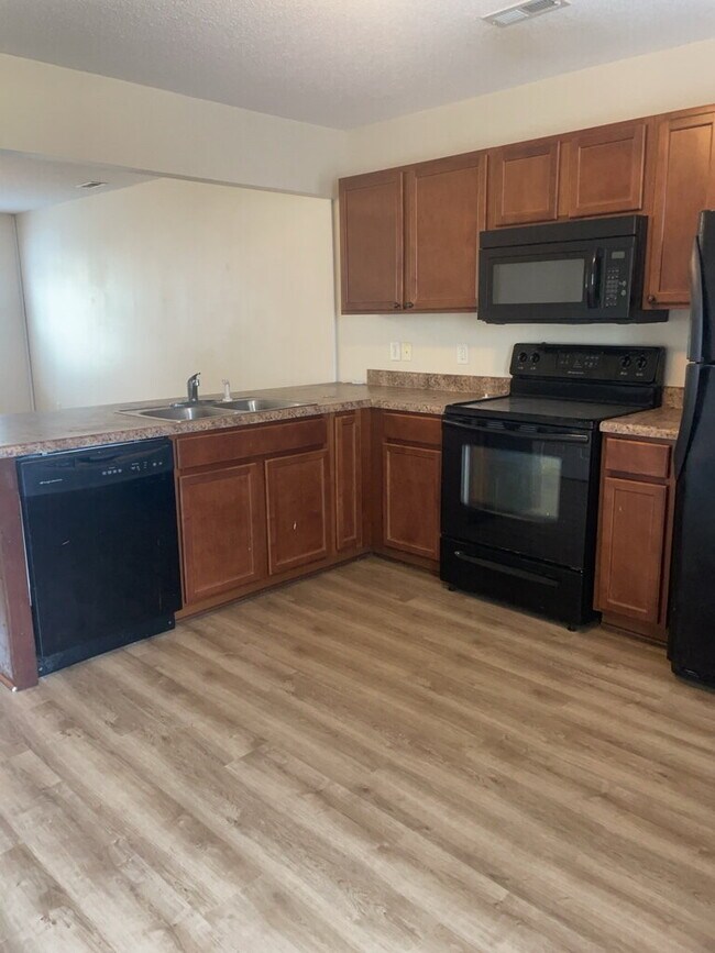 Building Photo - Charming 2 Bedroom Townhouse
