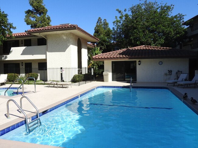 Building Photo - Lovely 2 bed 2bath with Stunning Views