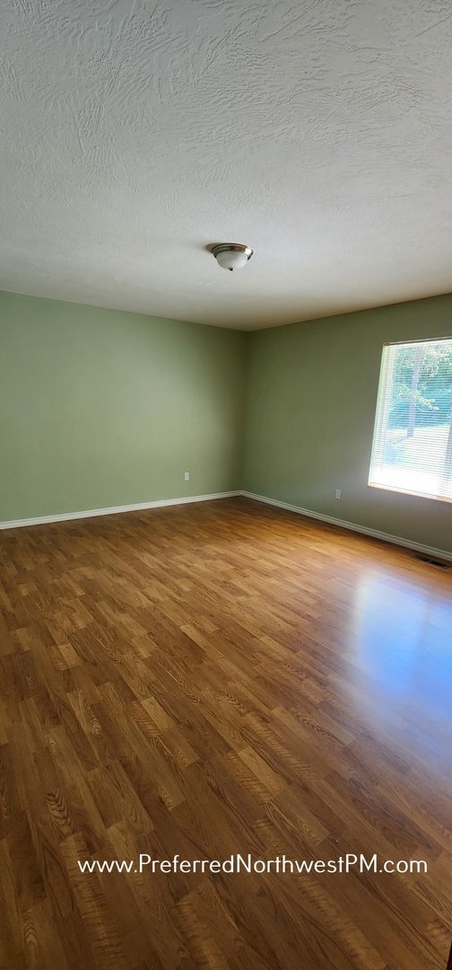 Building Photo - Great 3 Bedroom House with Acreage in Lowell