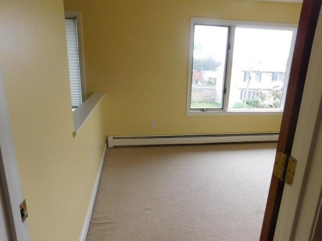 Building Photo - 3 bedroom in Cumberland RI 02864