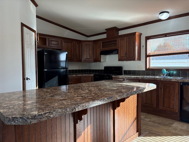 Building Photo - 2461 Sunset Dr