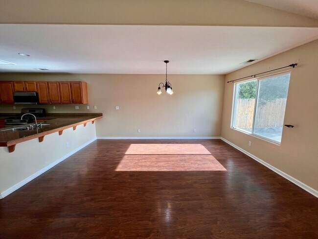 Building Photo - $2,295 Fowler & Ashlan, 4 bedroom - E Hamp...