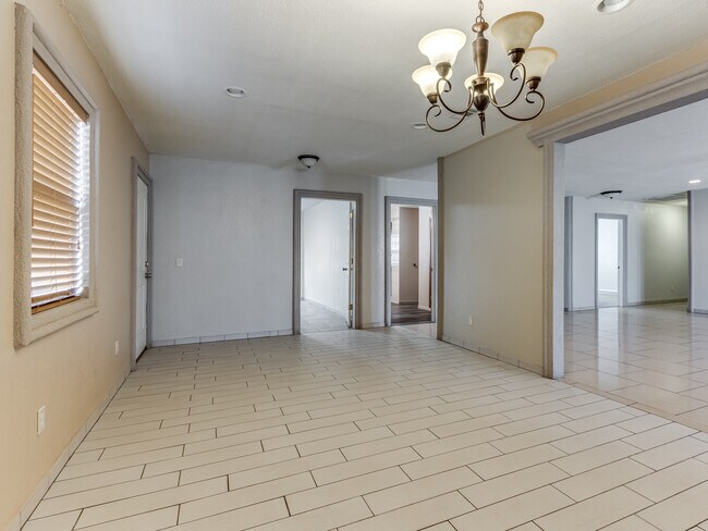 Building Photo - 1131 S Miles Ave