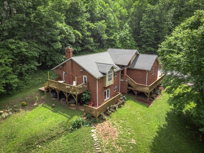 Building Photo - Mountain Retreat! -Bonus Spaces!