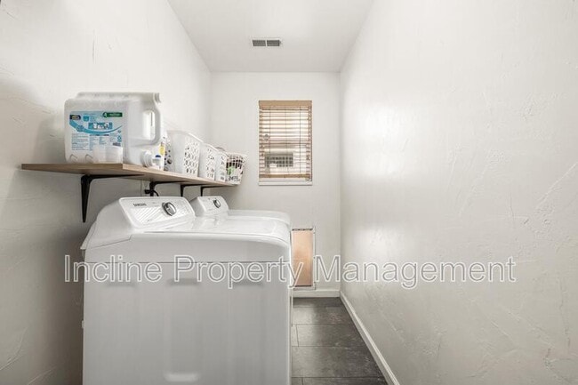 Building Photo - 702 Durham Dr