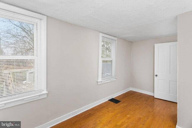 Building Photo - 22 Thompson St