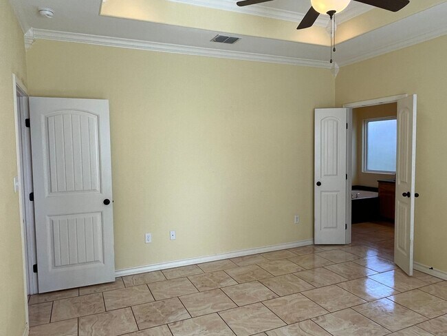 Building Photo - 2565 Sands Dr