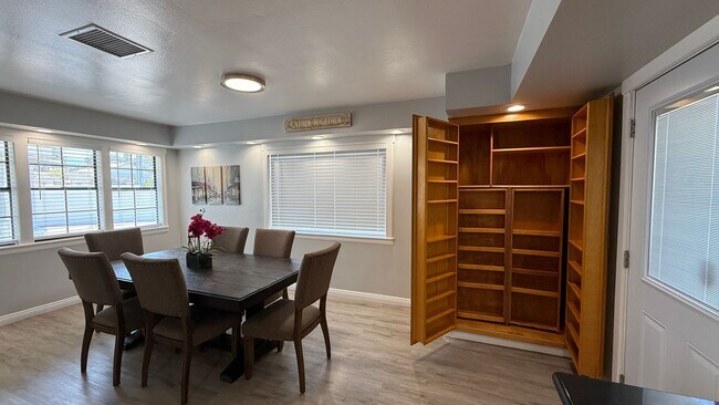 Building Photo - Furnished Ranch-Style Home with Casita – O...
