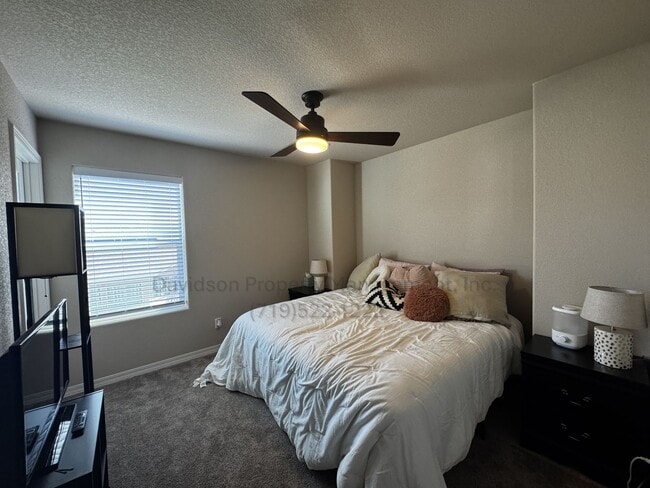 Building Photo - Stunning 3 Bedroom Townhouse Located in No...
