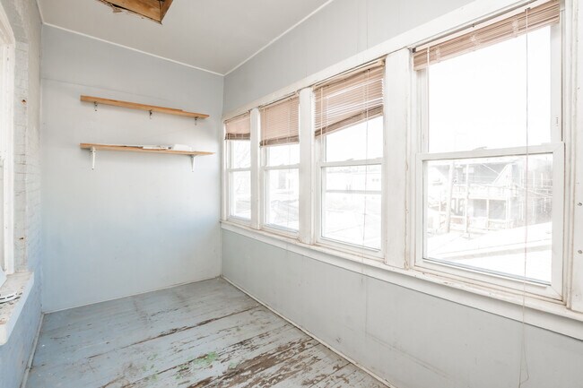 Building Photo - 2136 N Avers Ave