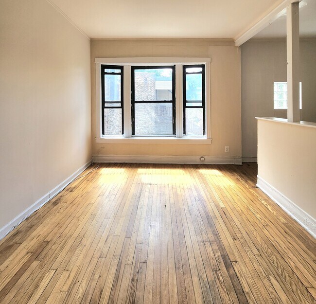 Building Photo - 1909 W Foster Ave