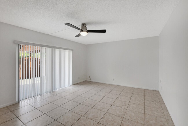 Building Photo - 2555 Albatross Rd N
