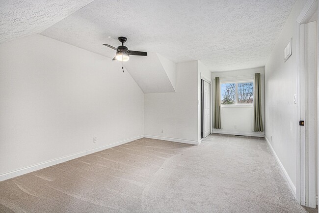 Building Photo - Pet-Friendly 4 Bed, 2.5 Bath Home with Lak...