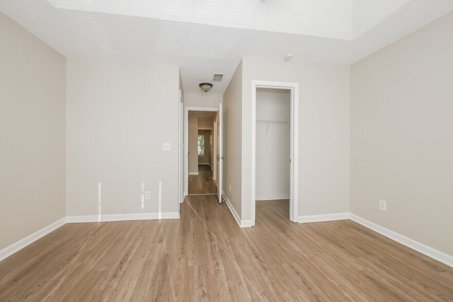 Building Photo - 7600 Creekside Ln